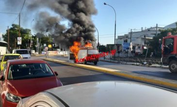 Κιάτο: Φορτηγό πήρε φωτιά εν κινήσει