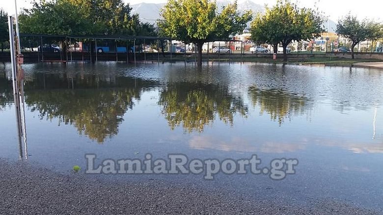 Πλημμύρισε δημοτικό σχολείο στη Λαμία