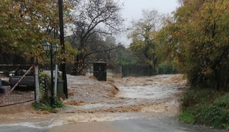 Πλημμύρες και απεγκλωβισμοί κατοίκων από την κακοκαιρία στη Χαλκιδική