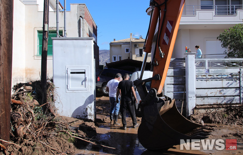 Αγώνας δρόμου για τους κατοίκους της Κινέτας: Προσπαθούν να καθαρίσουν τα σπίτια τους πριν νυχτώσει