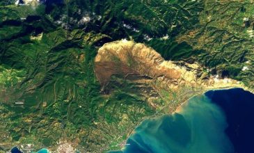 Άλλαξε χρώμα η θάλασσα στην Κινέτα από τις πλημμύρες – Εικόνα από δορυφόρο