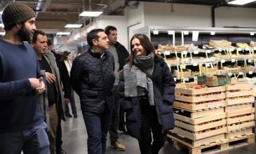 Αλέξης Τσίπρας στο Παρίσι: Ξεναγήθηκε στο πρωτότυπο συνεργατικό supermarket «La Louve»