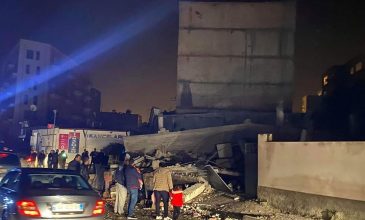 Ισχυρός σεισμός στην Αλβανία: Στους δρόμους χιλιάδες πολίτες – Πληροφορίες για τραυματίες