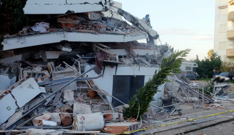Φονικός σεισμός στην Αλβανία: Στους 7 οι νεκροί, παγιδευμένοι άνθρωποι στα ερείπια
