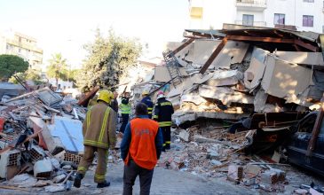 Φονικός σεισμός στην Αλβανία: Ανασύρθηκε ζωντανός άνδρας από τα ερείπια κτιρίου