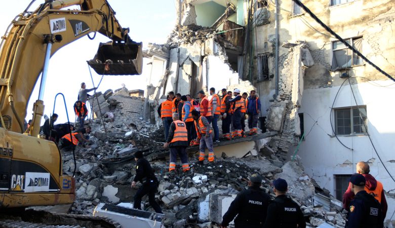 Φονικός σεισμός στην Αλβανία: Τουλάχιστον 13 νεκροί, 135 τραυματίες, πολλοί παγιδευμένοι στα ερείπια