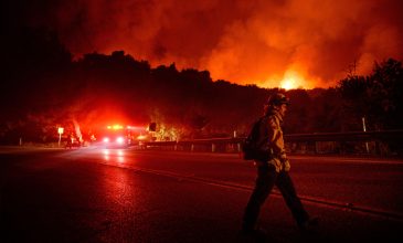 Καταστροφικές πυρκαγιές απειλούν τη Σάντα Μπάρμπαρα