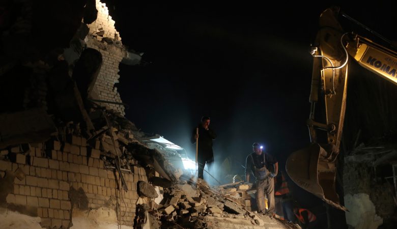 Σεισμός στην Αλβανία: Μάχη με το χρόνο για τον εντοπισμό επιζώντων