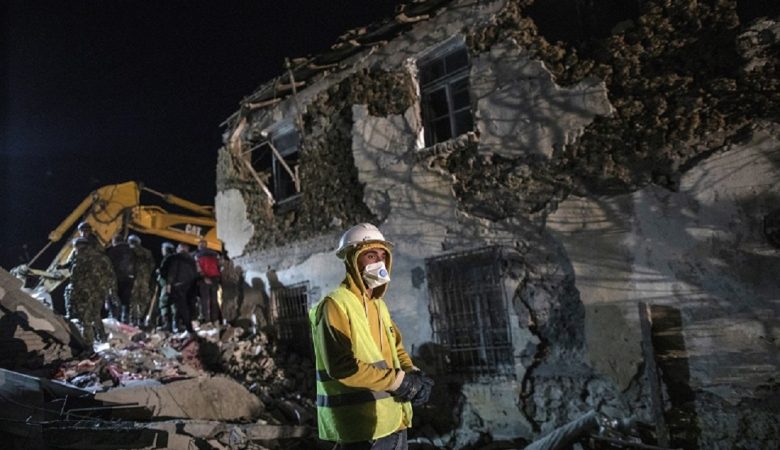 Σεισμός στην Αλβανία: Νύχτα αγωνίας για δεκάδες αγνοουμένους μέσα στα χαλάσματα