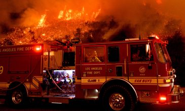 Στο έλεος καταστροφικών πυρκαγιών η Καλιφόρνια