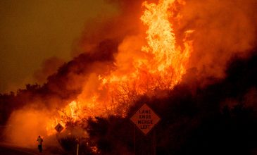 Σπίτια απειλεί η φωτιά στην Καλιφόρνια