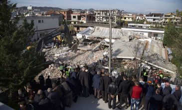 Φονικός σεισμός στην Αλβανία: Οι διασώστες ανακάλυψαν 10 πτώματα, στους 40 οι νεκροί