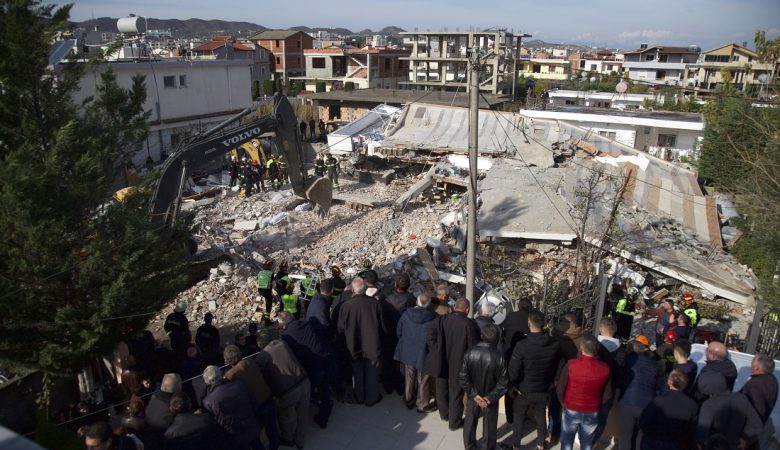Φονικός σεισμός στην Αλβανία: Οι διασώστες ανακάλυψαν 10 πτώματα, στους 40 οι νεκροί