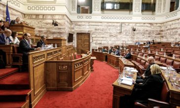 Κορονοϊός: Υπερψηφίστηκε το νομοσχέδιο με τα μέτρα στήριξης επιχειρήσεων και εργαζομένων