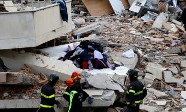 Σεισμός στην Αλβανία: Τρεις σοροί σε τετραώροφο κτίριο, στους 45 οι νεκροί
