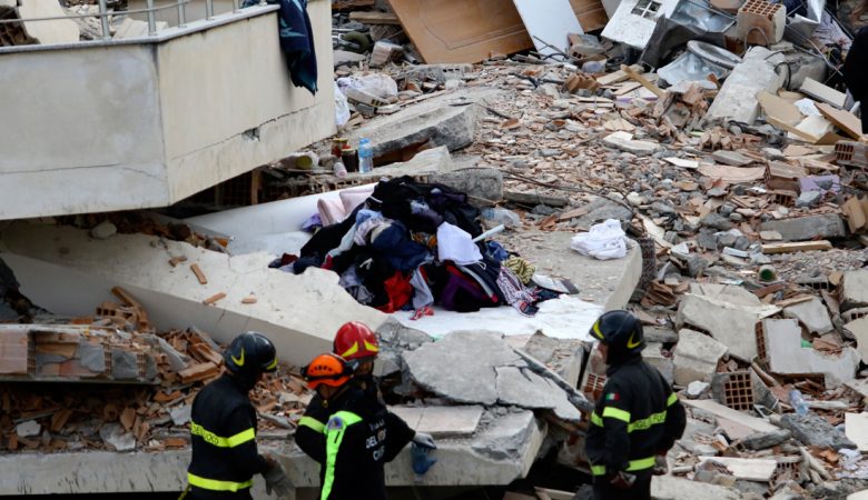 Σεισμός στην Αλβανία: Τρεις σοροί σε τετραώροφο κτίριο, στους 45 οι νεκροί