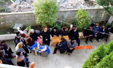 Φονικός σεισμός στην Αλβανία: Οι σεισμοπαθείς στο Δυρράχιο φοβούνται να γυρίσουν στα σπίτια τους