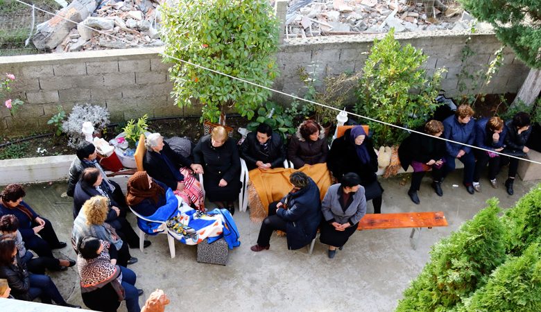 Φονικός σεισμός στην Αλβανία: Οι σεισμοπαθείς στο Δυρράχιο φοβούνται να γυρίσουν στα σπίτια τους
