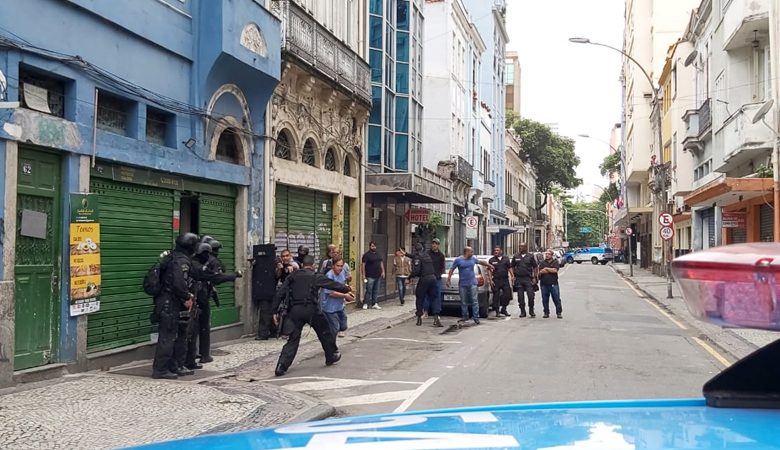 Ένοπλος κρατά ομήρους σε μπαρ στη Βραζιλία