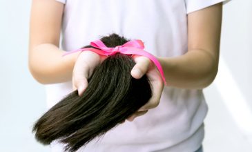 Οκτάχρονη χάρισε τα μακριά της μαλλιά σε παιδιά με καρκίνο