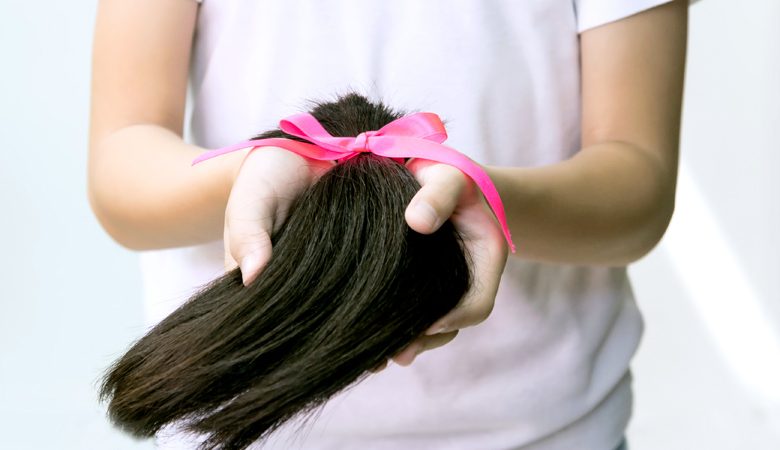 Οκτάχρονη χάρισε τα μακριά της μαλλιά σε παιδιά με καρκίνο