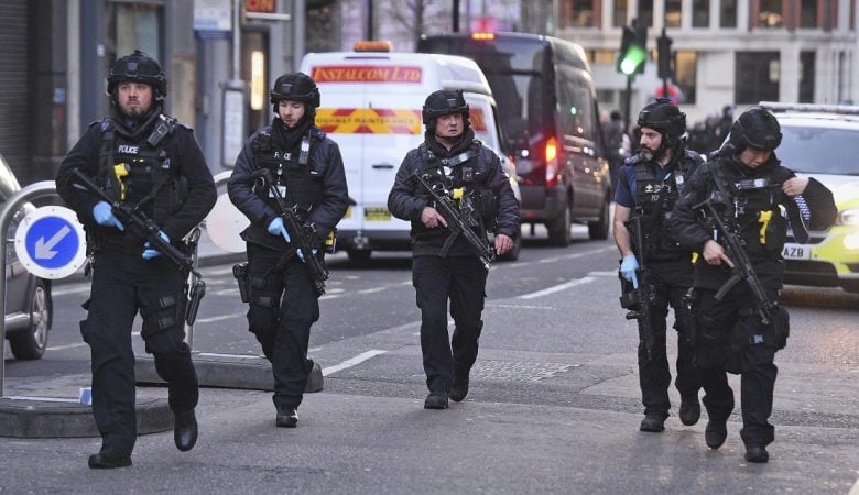 Συναγερμός στο Λονδίνο: Τρεις άνθρωποι μαχαιρώθηκαν – Αποκλείστηκε η περιοχή