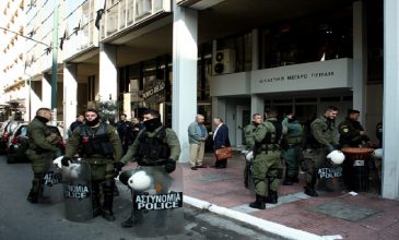 Επίθεση σε κατηγορούμενο για οπαδικές συμπλοκές στα δικαστήρια Πειραιά