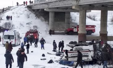 Πολύνεκρο δυστύχημα στη Ρωσία με πτώση λεωφορείου σε ποταμό