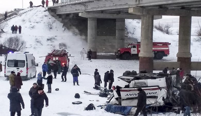 Πολύνεκρο δυστύχημα στη Ρωσία με πτώση λεωφορείου σε ποταμό