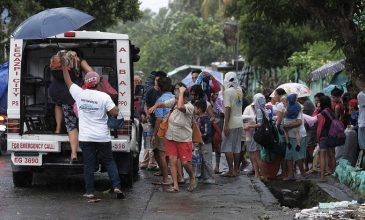 Φιλιππίνες: Χιλιάδες εγκαταλείπουν τα σπίτια τους ενόψει του τυφώνα Καμούρι