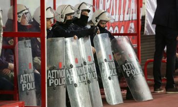 Επεισόδια στο «Καραϊσκάκης»: «Από τύχη γλίτωσε ο αστυνομικός τα χειρότερα»
