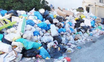 Μαζεύουν τα σκουπίδια με το φόβο του εισαγγελέα στη Ζάκυνθο