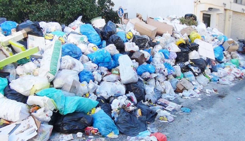 Μαζεύουν τα σκουπίδια με το φόβο του εισαγγελέα στη Ζάκυνθο