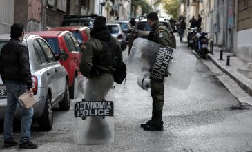 Αστυνομική επιχείρηση στα Εξάρχεια: Εντοπίστηκαν επτά άτομα στο υπό κατάληψη κτίριο