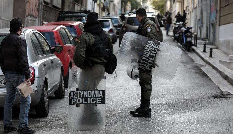 Αστυνομική επιχείρηση στα Εξάρχεια: Εντοπίστηκαν επτά άτομα στο υπό κατάληψη κτίριο