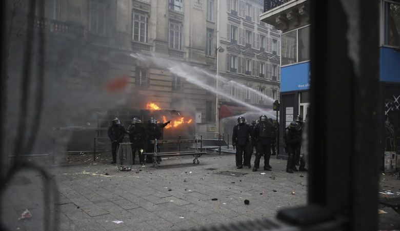 Επεισόδια και δακρυγόνα σε διαδήλωση στο Παρίσι