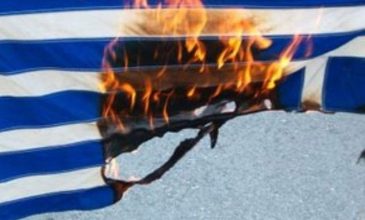 Αστυνομικός καταγγέλλεται ότι έκαψε ελληνική σημαία
