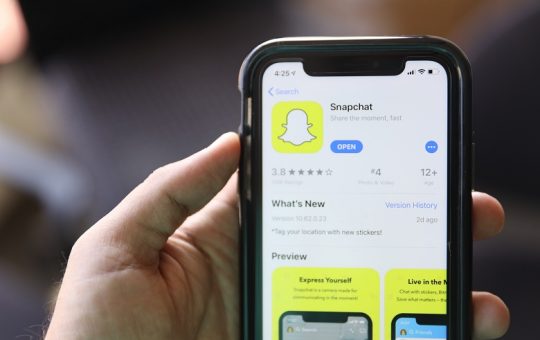 Στο στόχαστρο έρευνας της Κομισιόν για Snapchat, YouTube, App Store της Apple και Google Play