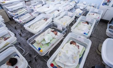 Διευρύνεται το χάσμα μεταξύ θανάτων και γεννήσεων στην Ελλάδα