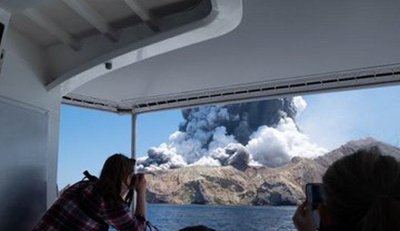 Σοκαριστικές εικόνες από την έκρηξη του ηφαιστείου στη Νέα Ζηλανδία