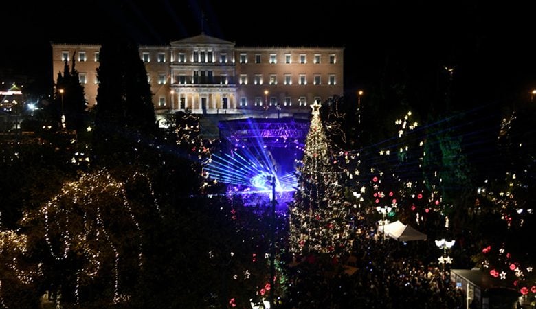 Φωταγωγήθηκε το Χριστουγεννιάτικο δέντρο στο Σύνταγμα