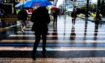Χειμωνιάζει ο καιρός: Βροχές και θυελλώδεις άνεμοι στο Αιγαίο
