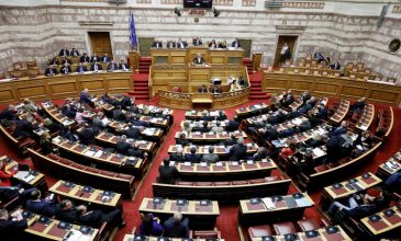 Βουλή: Ψηφίστηκε το νομοσχέδιο για την αντιμετώπιση του «μαύρου χρήματος»