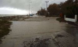 Στο έλεος της κακοκαιρίας Κάρπαθος και Κάσος – Αρκετοί δρόμοι έχουν πλημμυρίσει