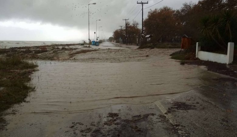 Στο έλεος της κακοκαιρίας Κάρπαθος και Κάσος – Αρκετοί δρόμοι έχουν πλημμυρίσει