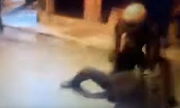 Βίντεο ντοκουμέντο: Άνδρας των ΜΑΤ κυνηγά και χτυπά με γκλοπ διαδηλωτή στα Εξάρχεια