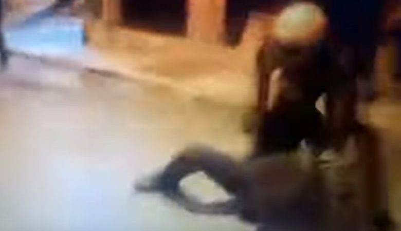 Βίντεο ντοκουμέντο: Άνδρας των ΜΑΤ κυνηγά και χτυπά με γκλοπ διαδηλωτή στα Εξάρχεια