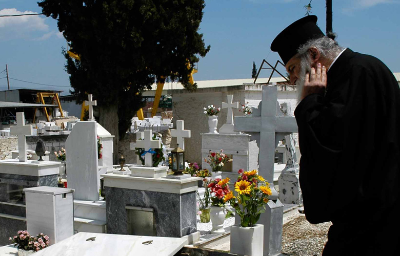 Διέκοψαν την κηδεία για να συλλάβουν τον… ιερέα