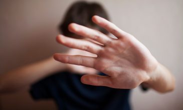 Κορονοϊός – εγκλεισμός στο σπίτι: Θύματα ενδοοικογενειακής βίας και τα παιδιά