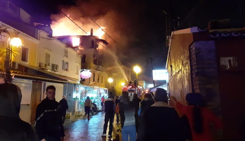 Φωτιά σε σπίτι στην Κέρκυρα, γυναίκα πήδηξε από το μπαλκόνι